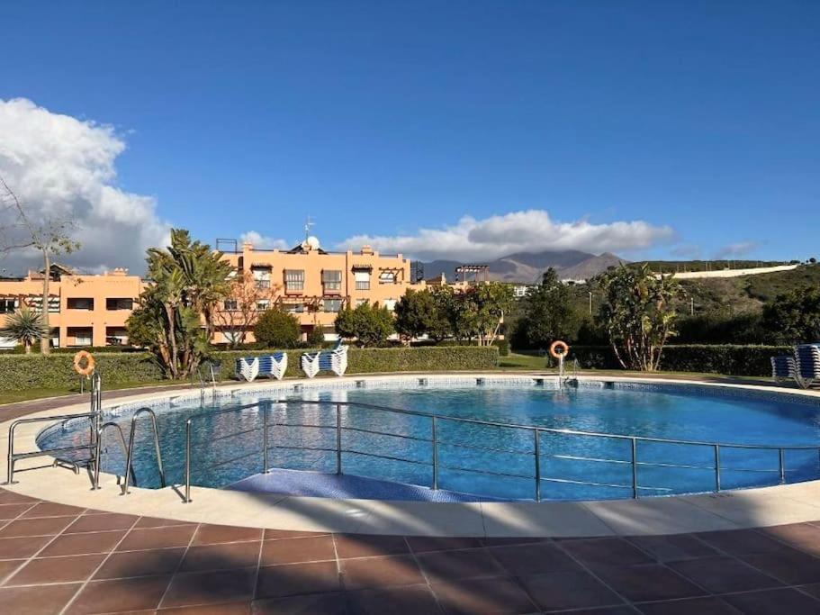 Penthouse Paradiso: 2Br Oasis In Casares Del Sol Dış mekan fotoğraf
