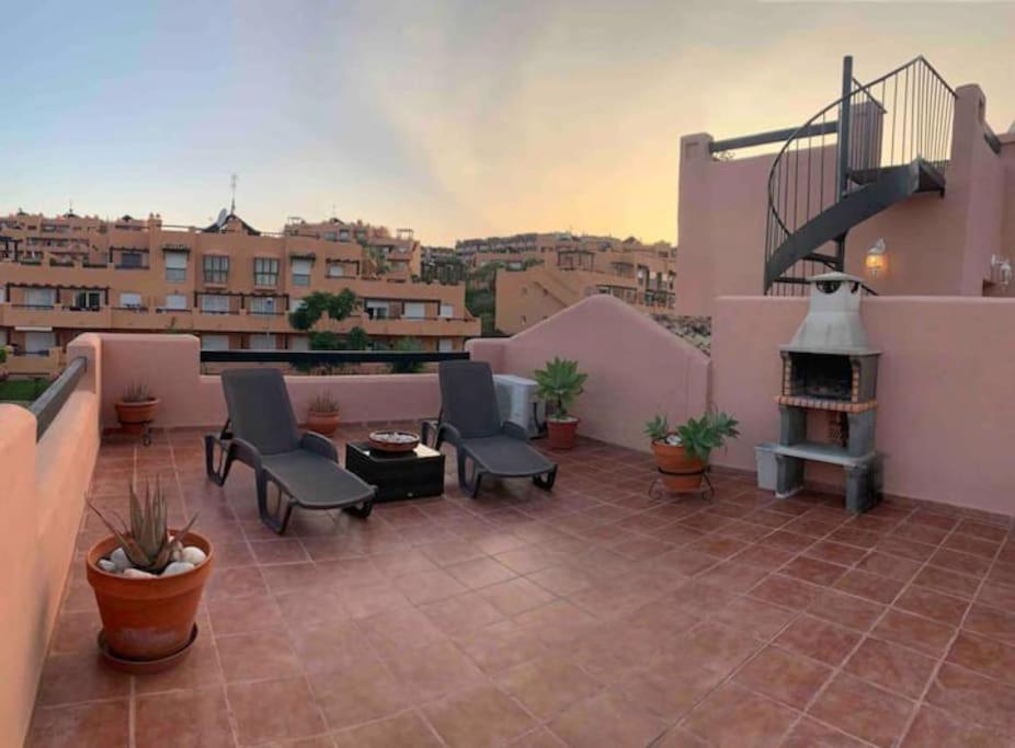 Penthouse Paradiso: 2Br Oasis In Casares Del Sol Dış mekan fotoğraf