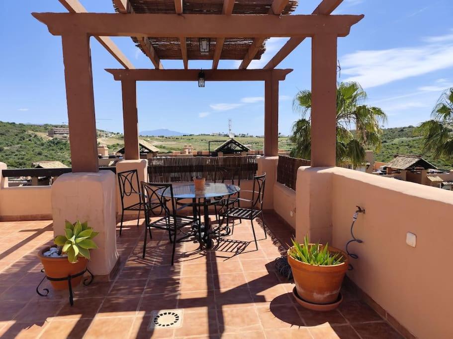 Penthouse Paradiso: 2Br Oasis In Casares Del Sol Dış mekan fotoğraf
