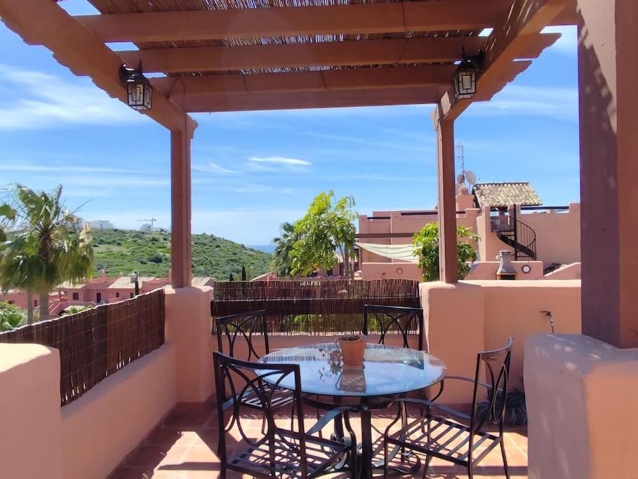 Penthouse Paradiso: 2Br Oasis In Casares Del Sol Dış mekan fotoğraf