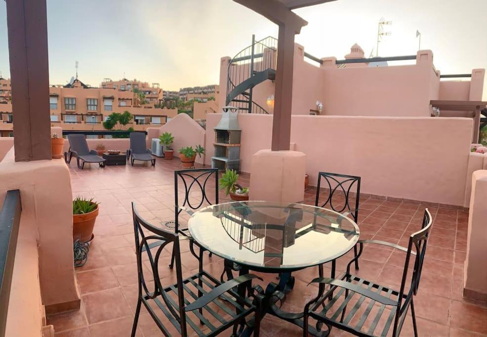 Penthouse Paradiso: 2Br Oasis In Casares Del Sol Dış mekan fotoğraf